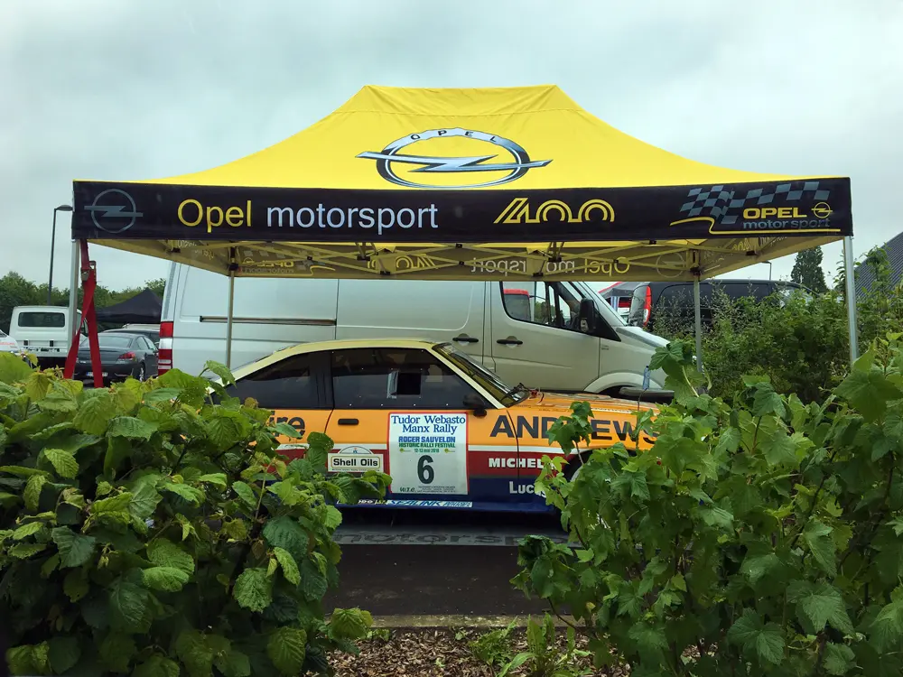 Maximale Visibiliteit op Elk Event: Waarom een Bedrukte Vouwtent de Beste Investering is voor Uw Merk 11 Opel raceauto onder tent
